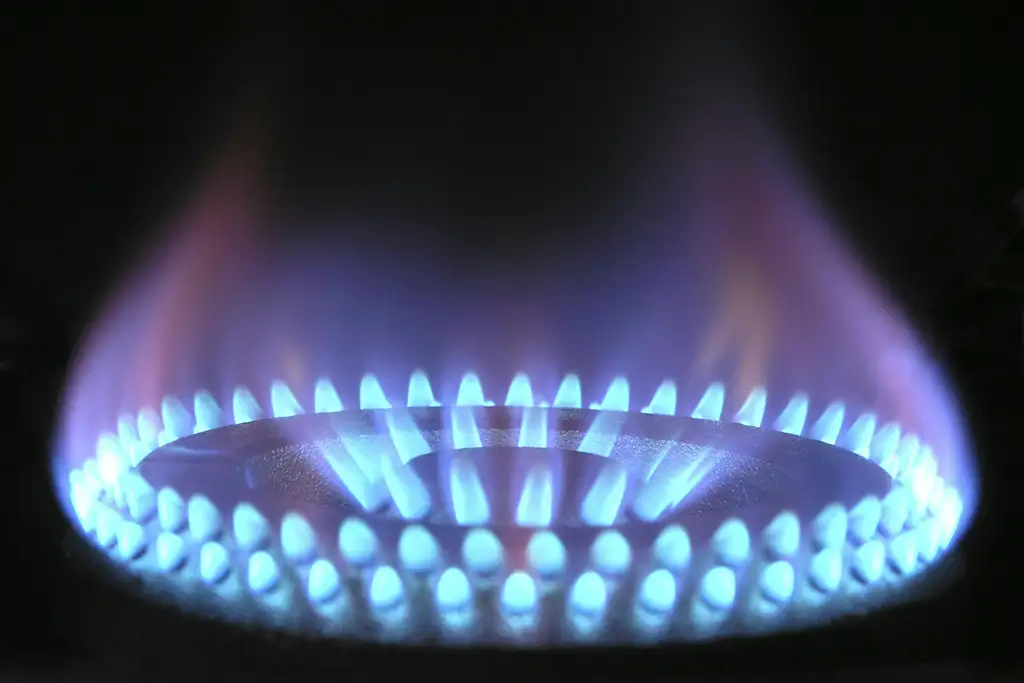 Gas stove burner with blue flame